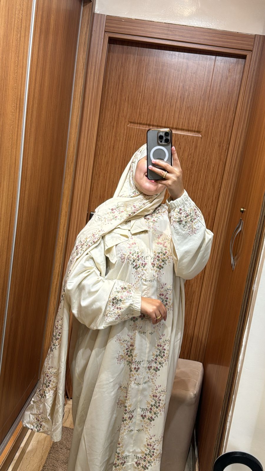 عباية فاخرة بتصميم أنيق وتطريز راقٍ