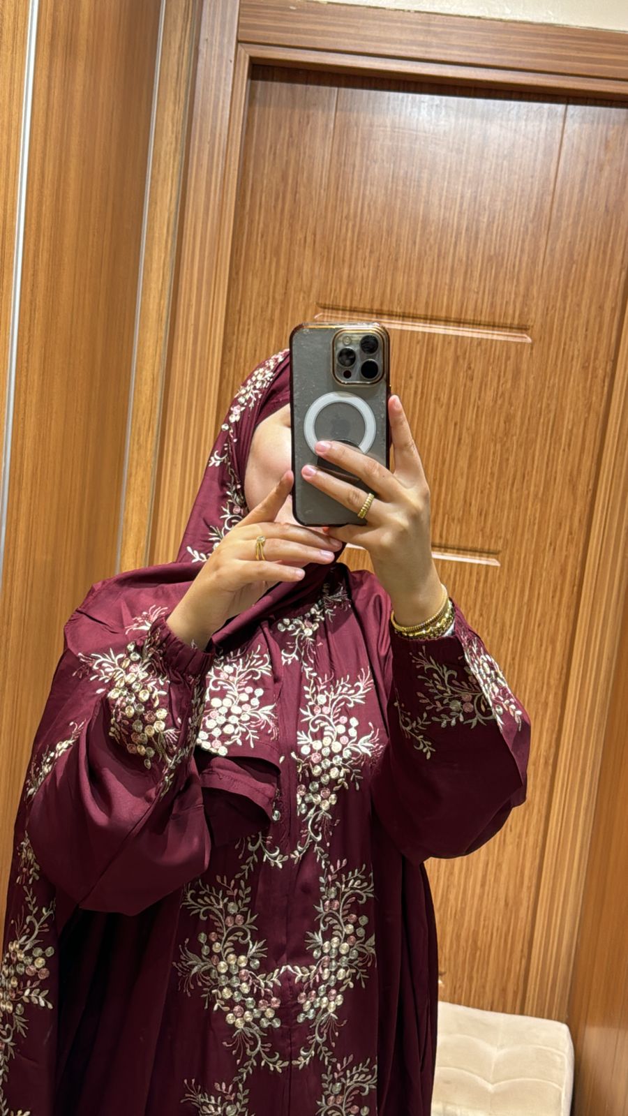 عباية فاخرة بتصميم أنيق وتطريز راقٍ