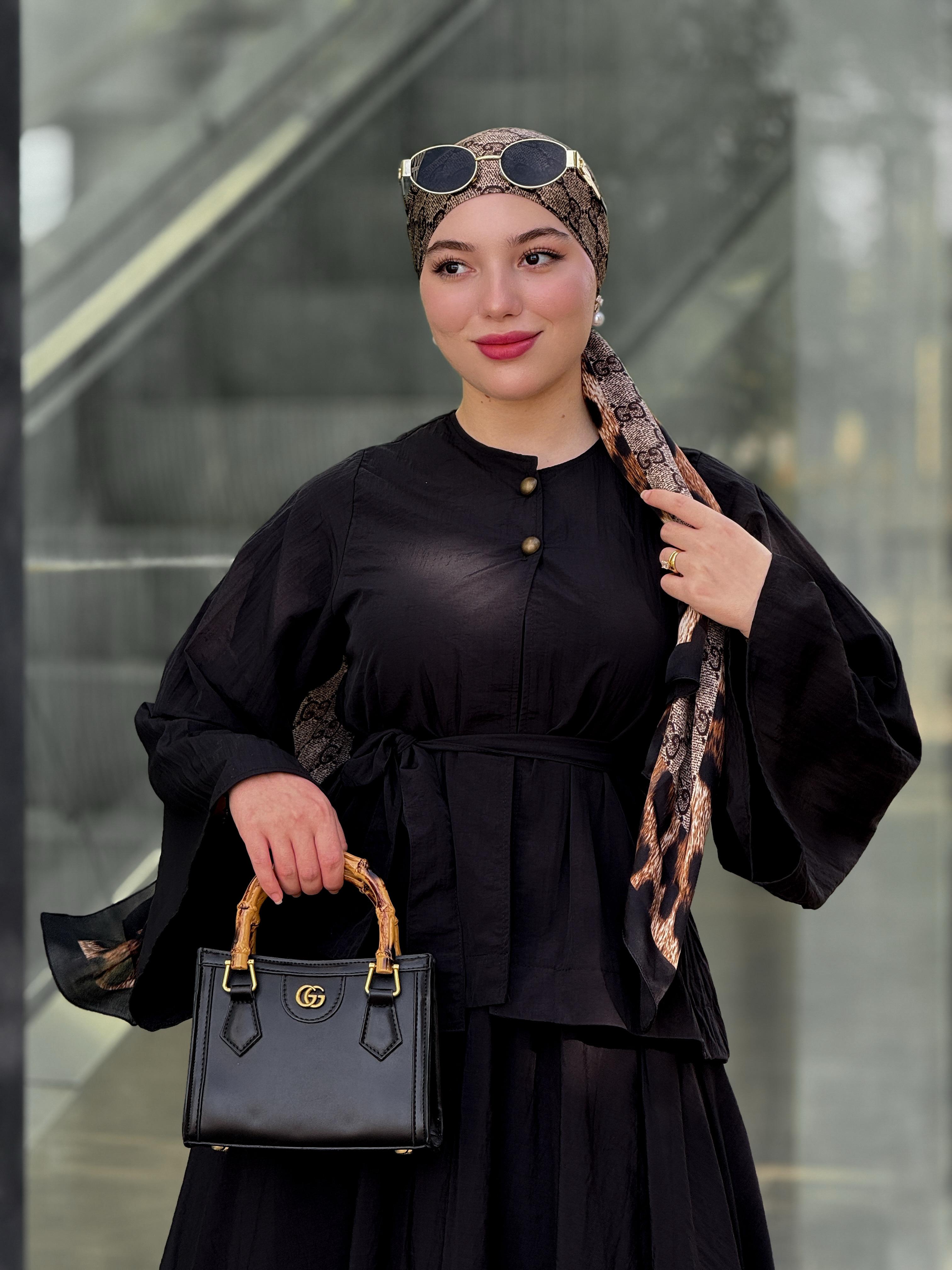 أونسومبل أنيق مع تفاصيل فاخرة