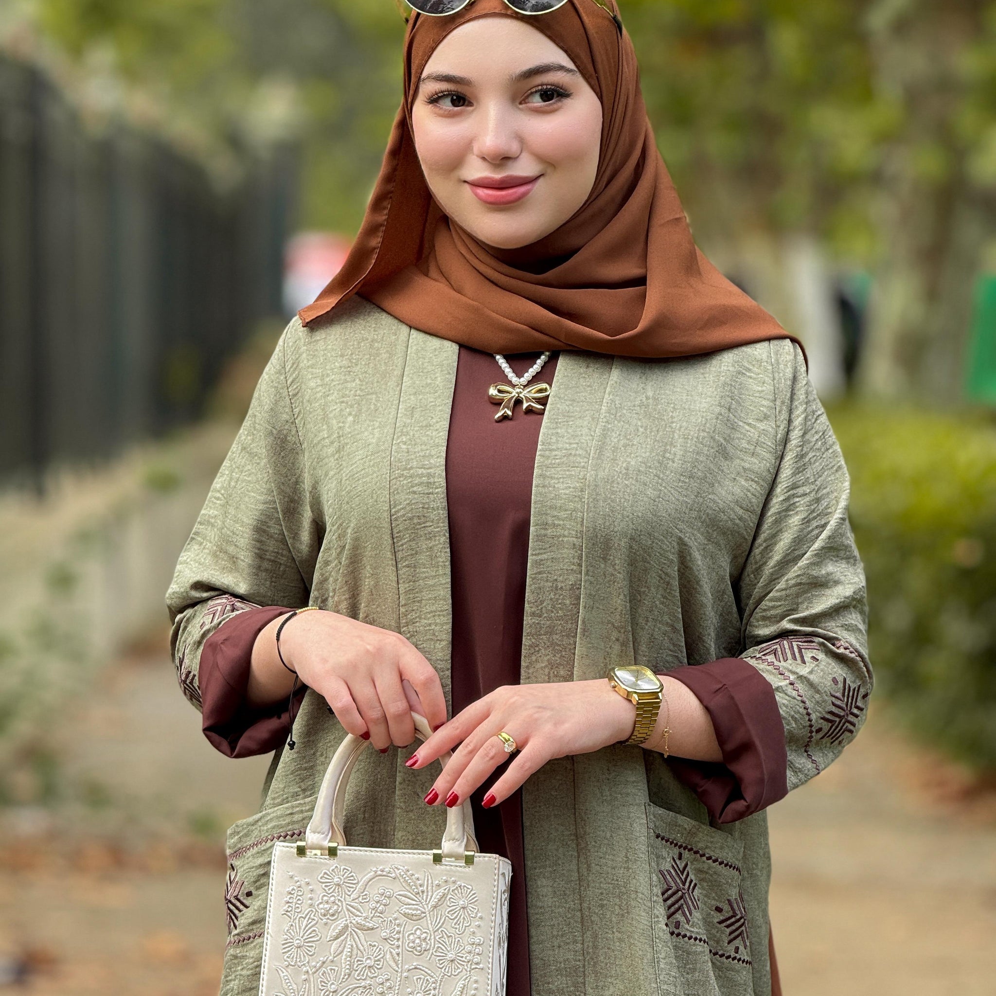 عباية أنيقة مع طرز عالي الجودة – لمسة عصرية في عالم الموضة