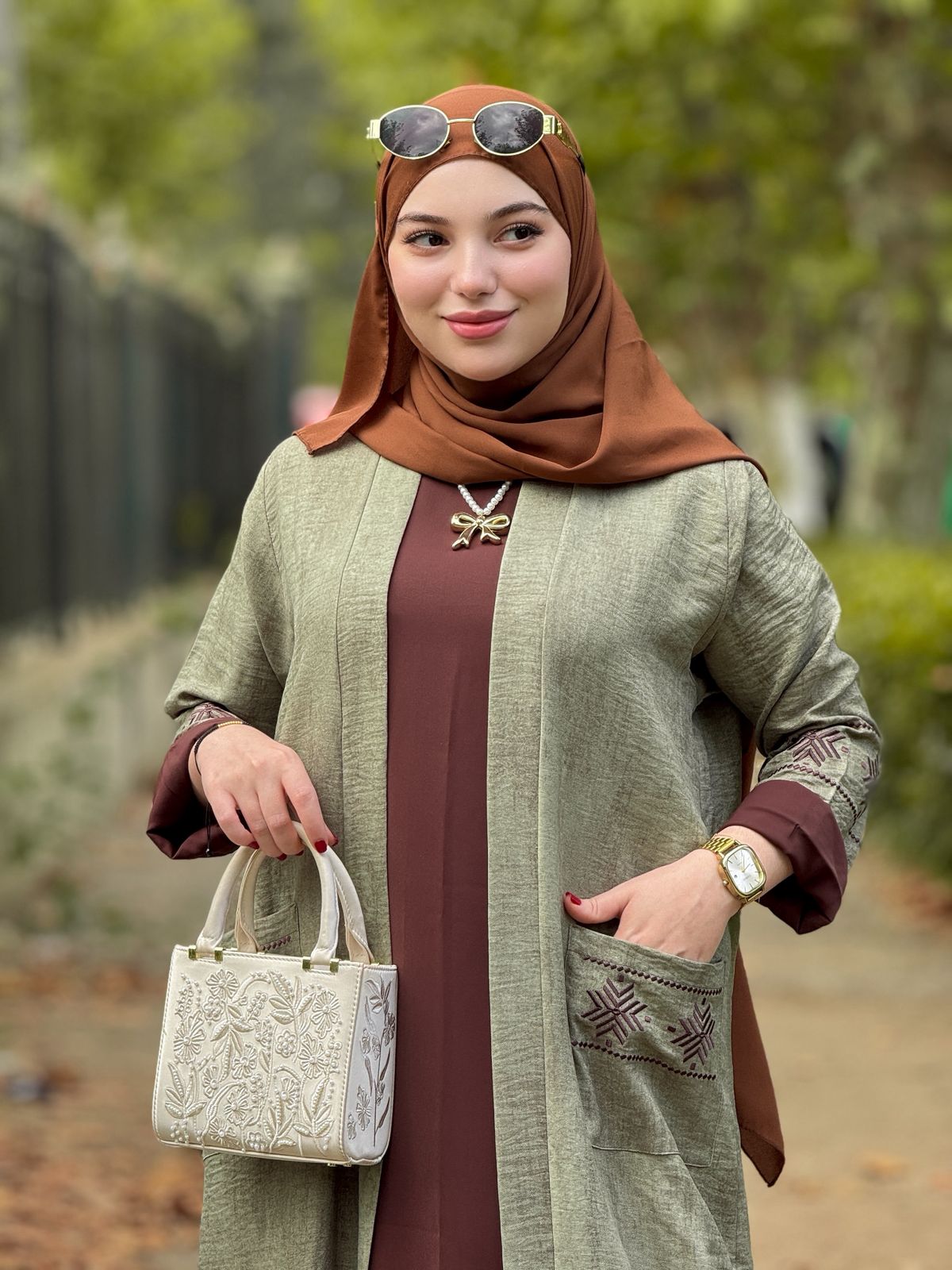 عباية أنيقة مع طرز عالي الجودة – لمسة عصرية في عالم الموضة