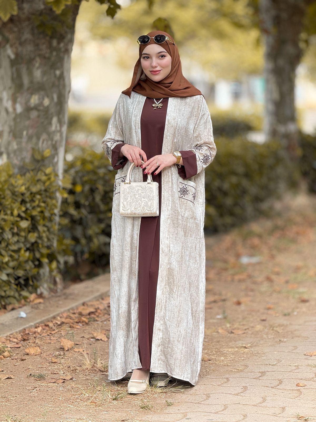 عباية أنيقة مع طرز عالي الجودة – لمسة عصرية في عالم الموضة